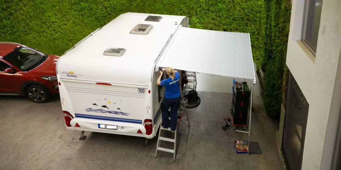 Markise ganz einfach selbst am Wohnwagen anbauen Fritz Berger Campingbedarf  - Instandhaltung